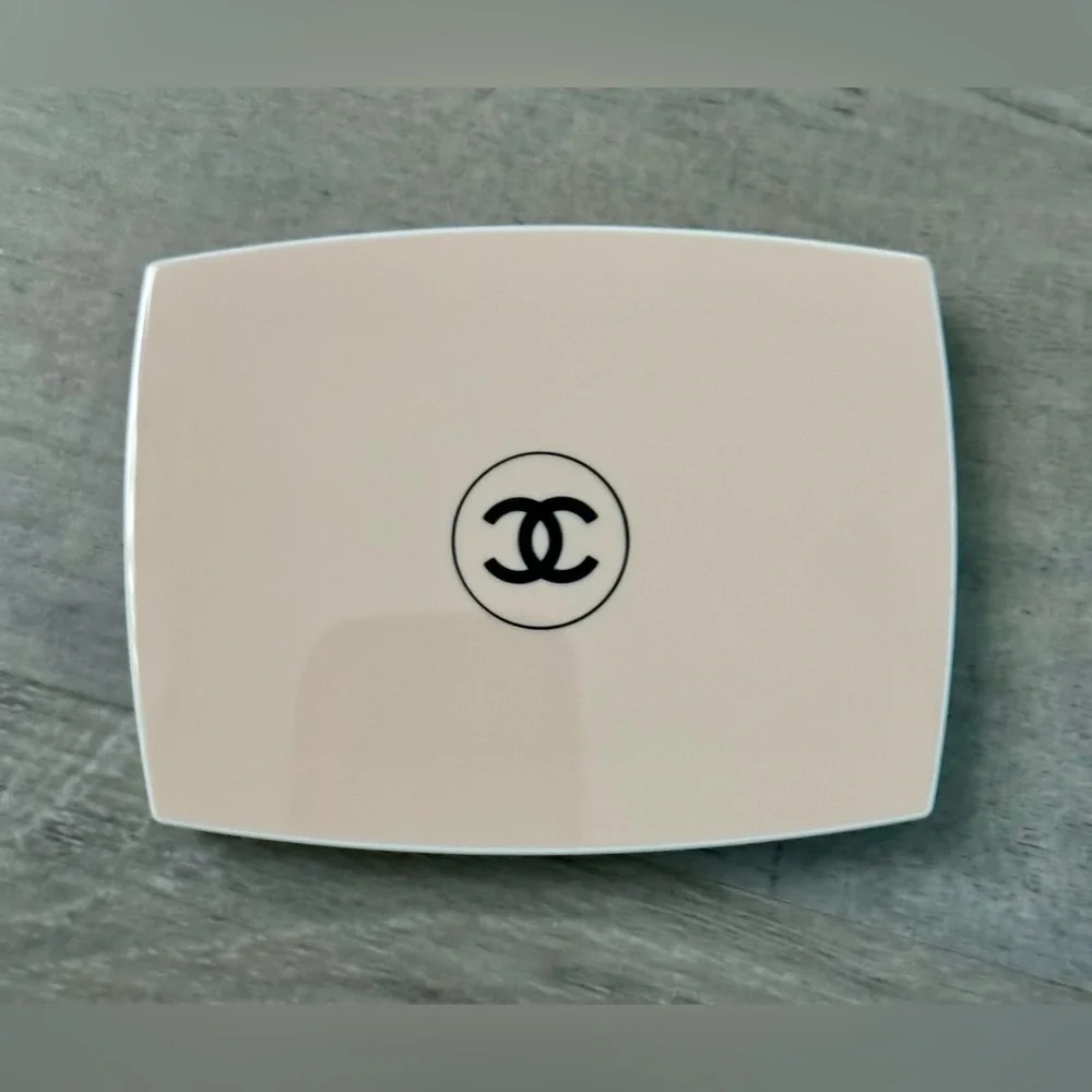 CHANEL LE BLANC COMPACT. BRIGHTENING COMPACT FOUNDATION LONG-LASTING RADIANC